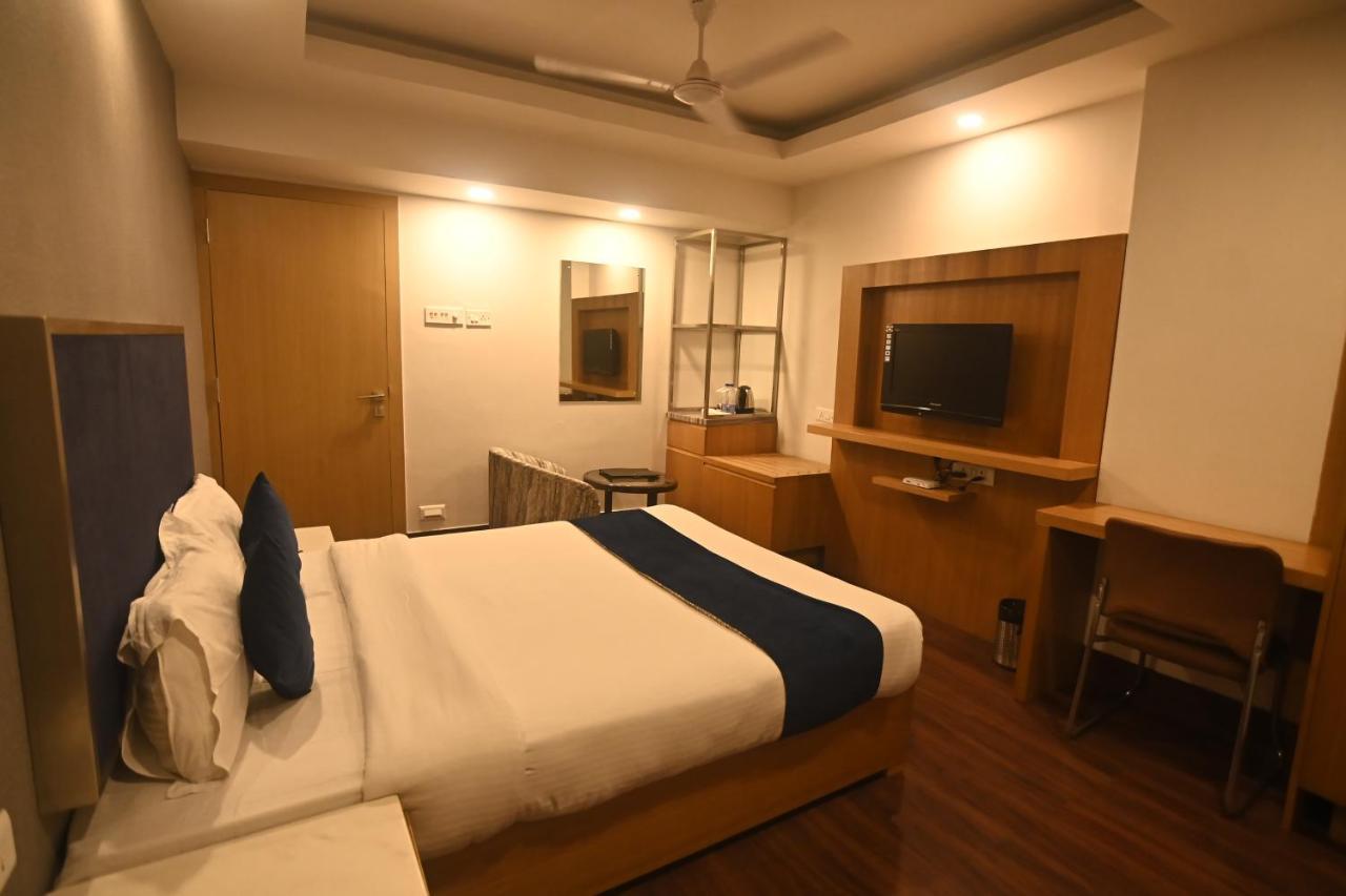 גווהטי Hotel Prag Continental מראה חיצוני תמונה